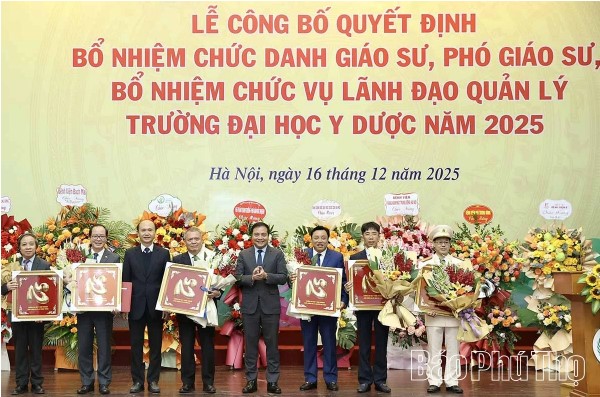 Phó Chủ tịch UBND tỉnh Nguyễn Huy Ngọc (đứng thứ 3 từ phải sang) nhận Quyết định bổ nhiệm chức danh Giáo sư